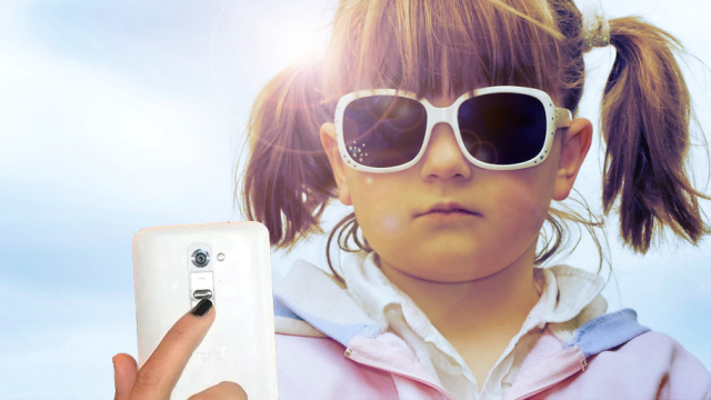 Abbildung von Maedchen mit Sonnenbrille macht ein Selfie