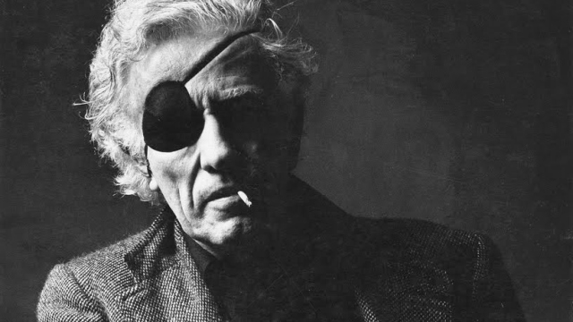 Abbildung von Nicholas Ray mit Augenklappe und Zigarette
