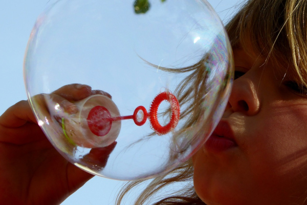 Abbildung von Maedchen mit grosser Seifenblase