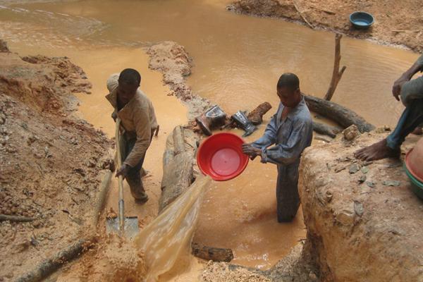 Abbildung von Kongolesen bei Arbeit im Schlamm