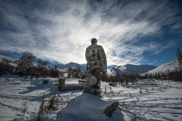 Abbildung von Lenin Statue im Schnee