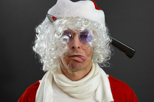 Abbildung von Satire-Weihnachtsmann mit Messer im Kopf 