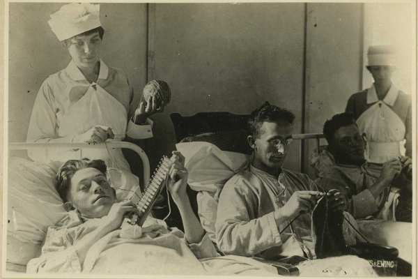 Abbildung von verwundeten Maennern die Stricken lernen