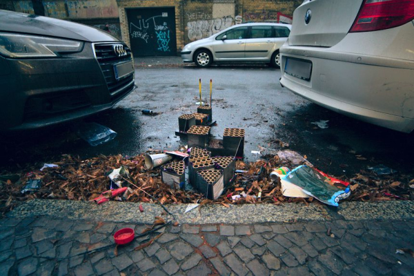 Abbildung von Silvestermuell auf Strasse