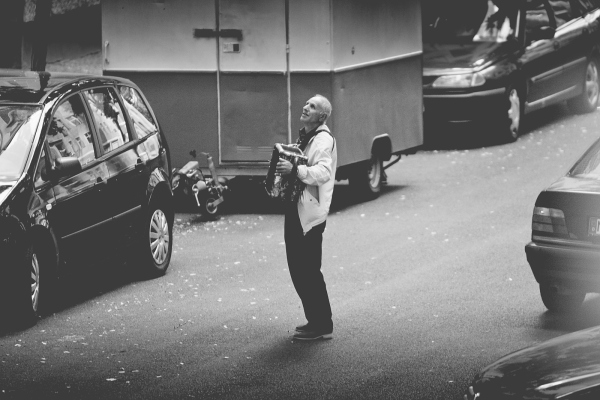 Fotografie eines Musikers auf der Straße. Fotografiert von Autor, Theater und Filmemacher Sebastian Ugovsky