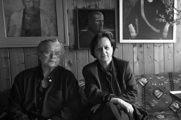 Abbildung von Eva Strittmatter mit Rengha Rodewill auf dem Sofa im Schulzenhof