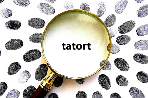 Abbildung von Fingerabdruecken und Lupe