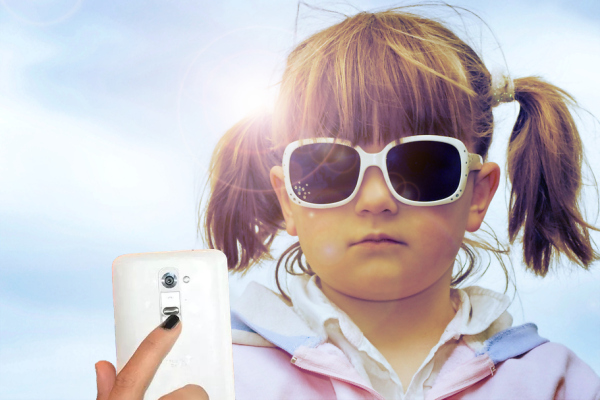 Abbildung von Maedchen mit Sonnenbrille macht ein Selfie