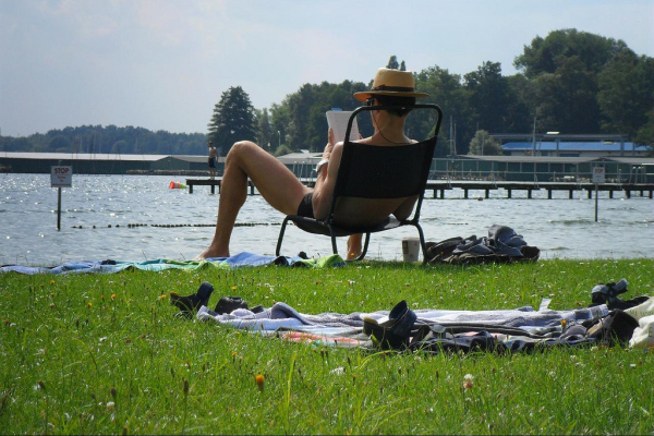 Abbildung von einem Mann im Liegestuhl