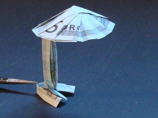 Abbildung von Schirm aus 5 Euro-Note gefalltet
