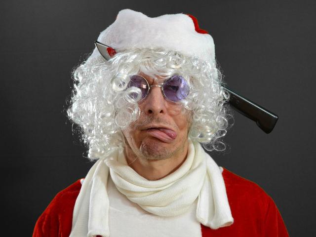 Abbildung von Satire-Weihnachtsmann mit Messer im Kopf 