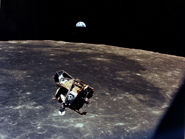Abbildung von Apollo 11 vom Mond zur Erde