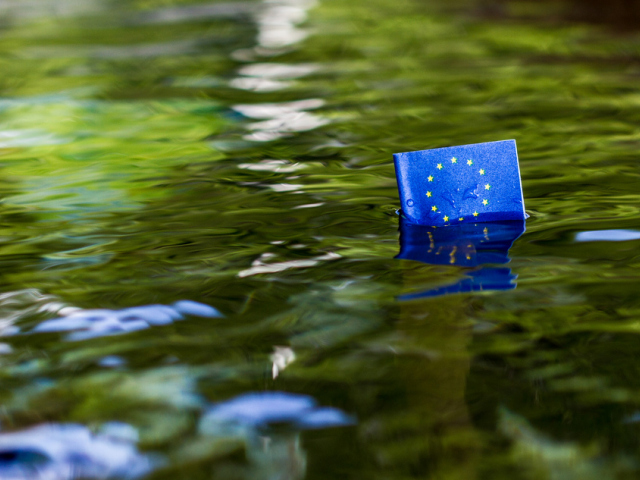 Abbildung einer Europa Flagge im Wasser