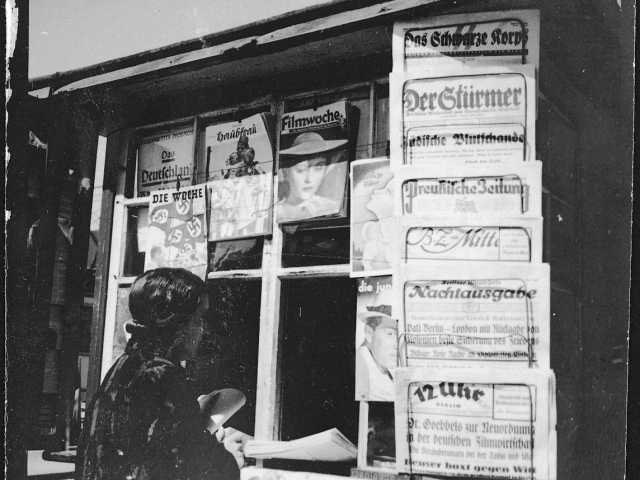 Abbildung eines Zeitungsstands in Danzig 1937