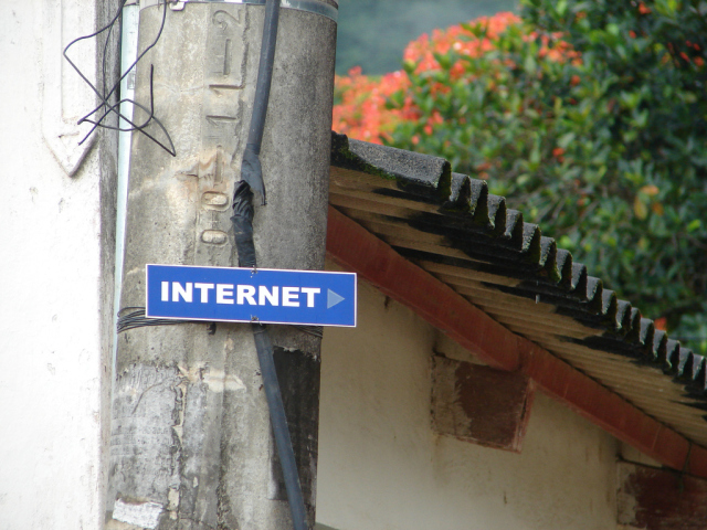 Abbildung von einem Schild mit der Aufschrift Internet